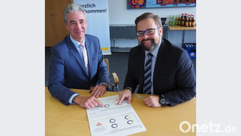 Commerzbank-Niederlassungsleiter Sebastian Hackl (links) und der Leiter Unternehmerkunden Kurt Schwer präsentierten die Einzelhandelsstudie Bild: Bühner