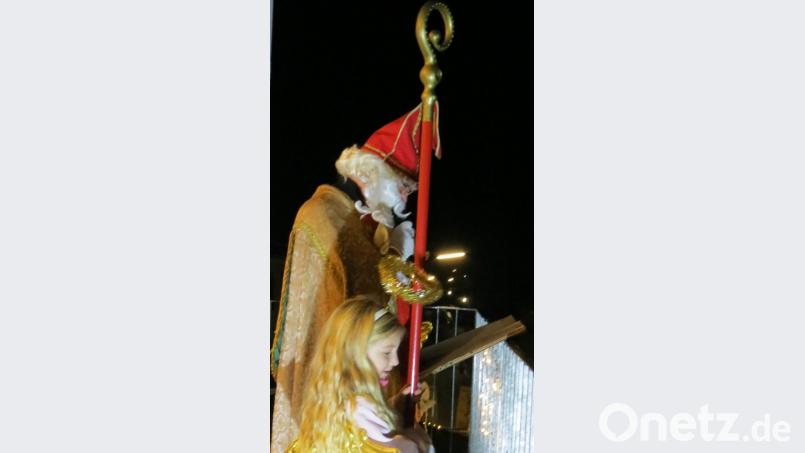 Vom Balkon herab begrüßte der Nikolaus die Besucher. Bild: Köppl