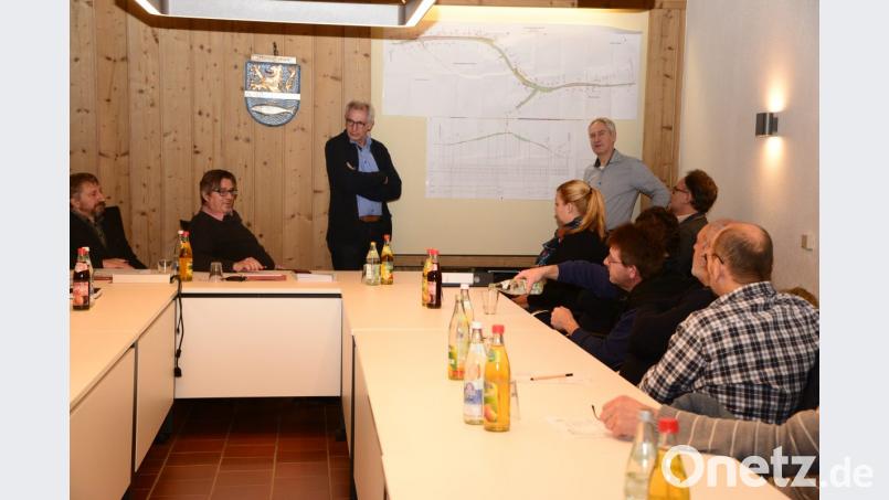 Rudolf Kick (stehend, links) und Baudirektor Gerhard Kederer (stehend, rechts) vom Staatlichen Bauamt Amberg-Sulzbach begründen in der Bauausschusssitzung mit den Anliegern an der Staatsstraße nach Waidhaus die Festsetzung der Höhen für den Straßenkörper. Bild: bey