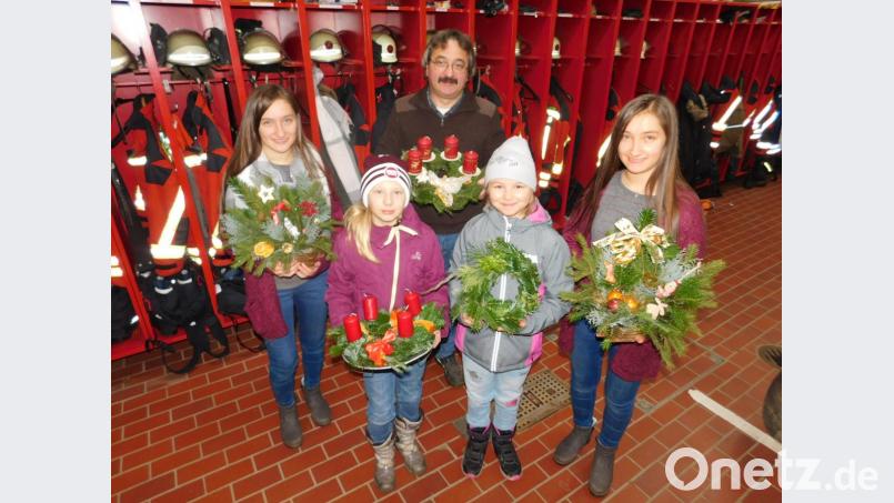 Stolz präsentieren Anna Dorsch, Laura Hertel, Andreas Dorsch, Emma Kausler und Tina Dorsch ihre fertigen Kränze und Gestecke. Bild: hai