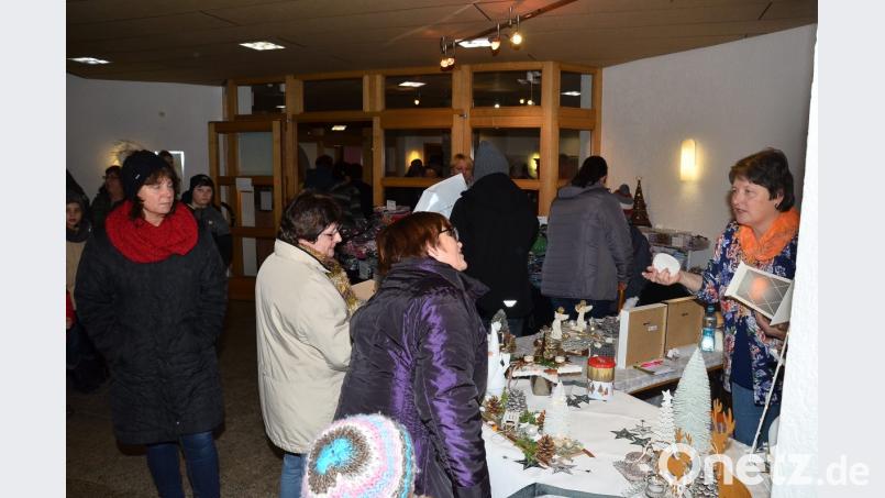 Im Innern des Rathauses entkommen Besucher und Fieranten zumindest dem Dauerregen. Bild: fjo