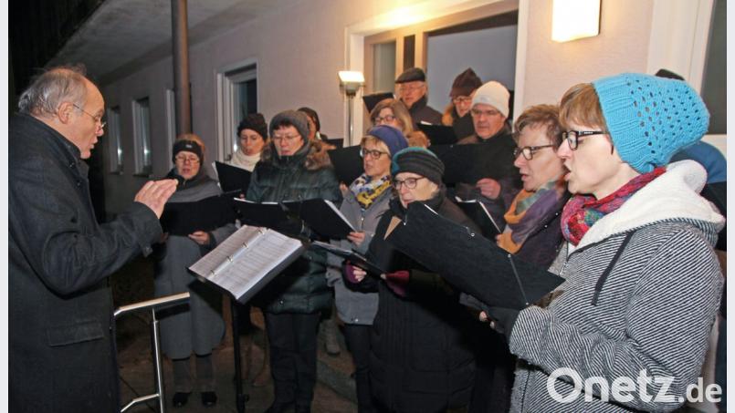Die nasskalte Witterung macht der katholische Kirchenchor vergessen. Die Gemeinschaft lässt es beim Adventssingen im Kirchhor warm ums Herz werden. Bild: nm