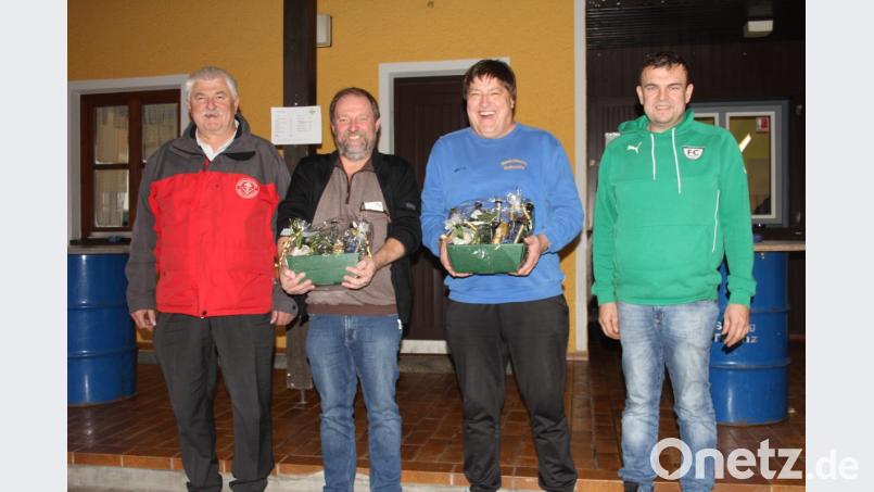 Bei der Siegerehrung waren nur zwei Mannschaften vertreten, die anderen „pausierten“ noch in der Stempelstelle Gutenfürst. Den Gewinnern gratulierten SpVgg-Vorsitzender Stepan Gäbl (rechts) und der Abteilungsleiter der TSV-Wanderer Alois Früchtl (links). Bild: frd