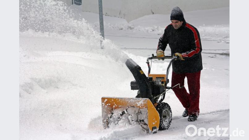 Was es rund ums Räumen und Streuen zu wissen gibt, erklärt der Mann vom Winterdienst. Bild: Astrid Graf - stock.adobe.com