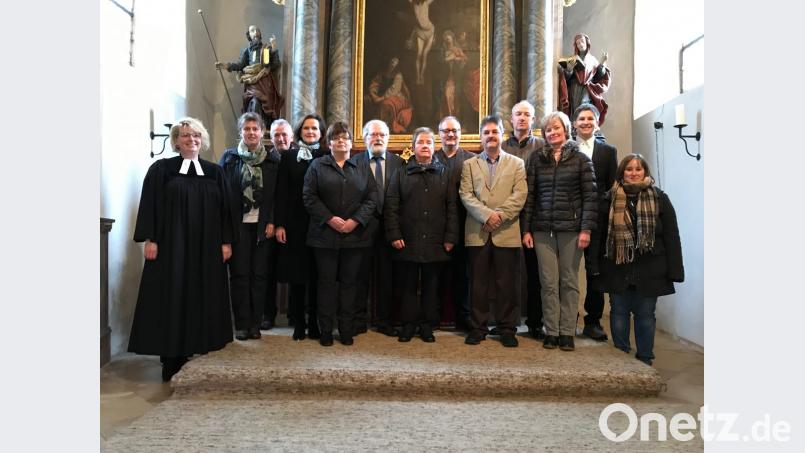 Neu gewählter Kirchenvorstand mit Pfarrerin Schneider Bild: lek