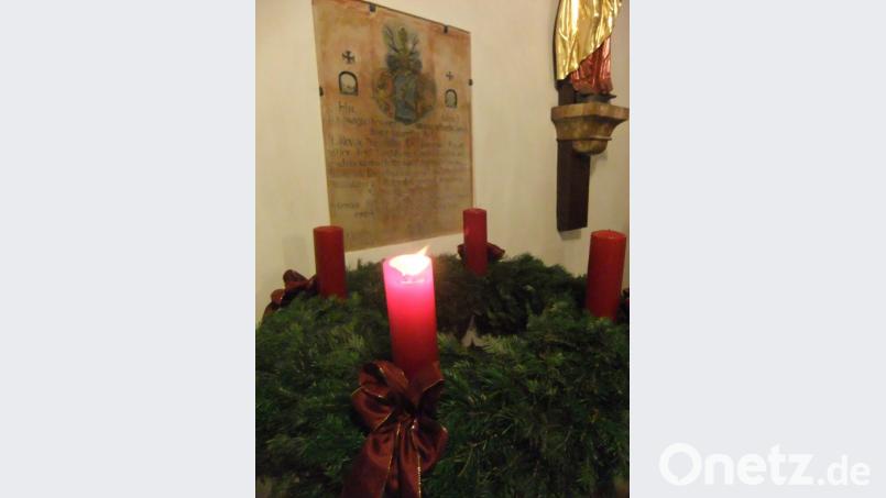 Die Adventskerze der Nikolauskirche wurde eingangs am Adventskranz entzündet. Bild: gm
