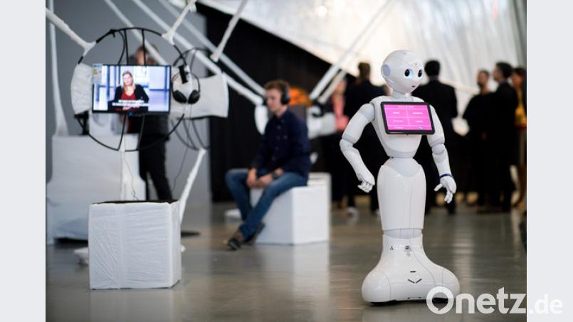 Roboter "Pepper" kommuniziert mit Journalisten und Gästen in der Ausstellung "Out of Office»: Wenn Roboter und KI für uns arbeiten" bei einer Pressekonferenz im Museum der Arbeit. Bis zum 19. Mai 2019 will sich die Ausstellung mit der Zukunft der Arbeit beschäftigen und Anregungen zum Umgang mit Robotern und Künstlicher Intelligenz (KI) geben. Bild: Christian Charisius/dpa
