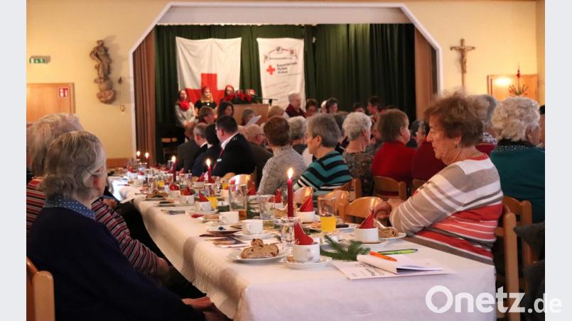 Bei der Darbietung des OWV-Chors lauschen alle Gäste gespannt. Bild: Susanne Forster