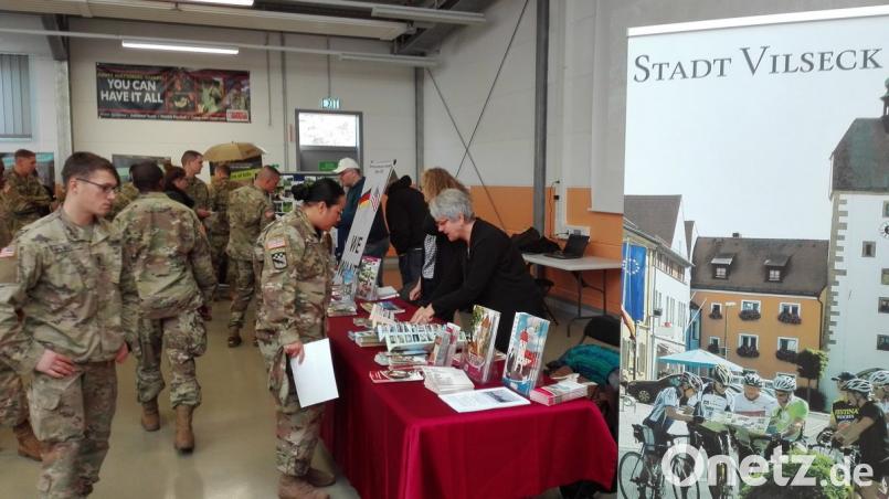 Gemeinden, Organisationen und Vereine aus den Landkreisen Neustadt an der Waldnaab und Amberg-Sulzbach präsentieren sich beim Team-Day der US-Armee. Bild: exb