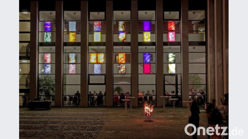 Mit einem gläsernen Adventskalender bezaubert das Kloster Waldsassen. Bild:  Norbert Grüner