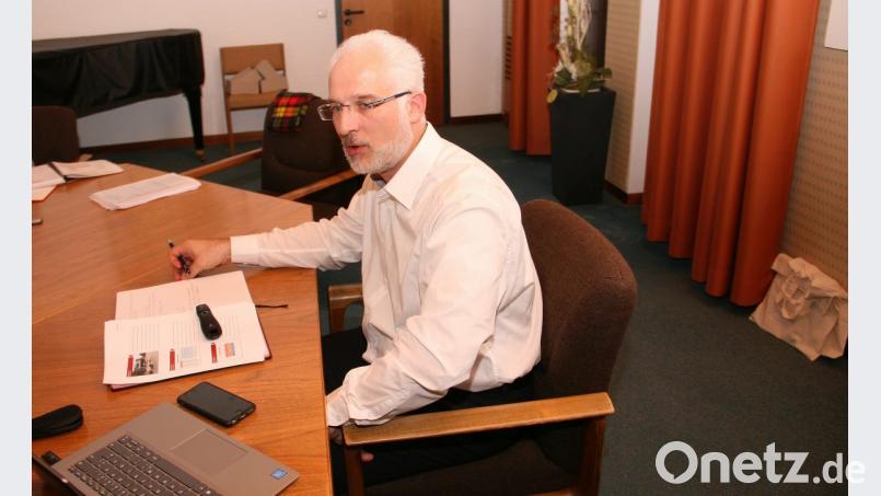 Geschäftsleiter Thomas Weiß nimmt in der Bürgerversammlung zu mehreren Anfragen Stellung. Bild: wro