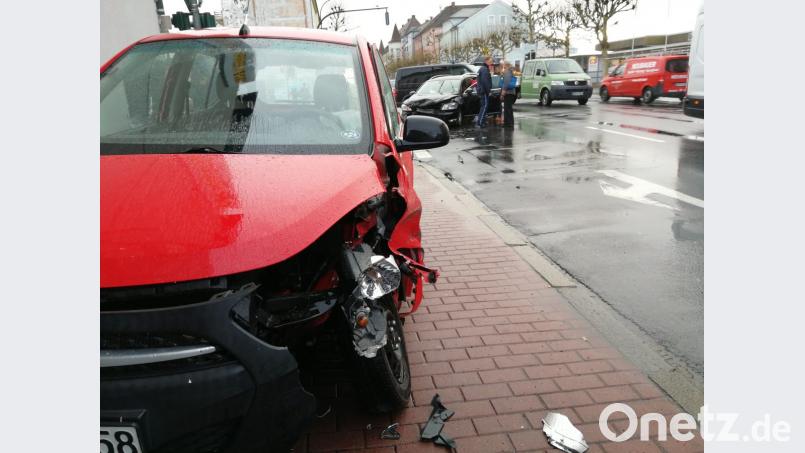 In der Bahnhofstraße stoßen am Dienstagnachmittag auf Höhe der Commerzbank zwei Autos zusammen. Bild: R. Kreuzer