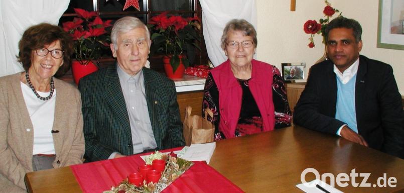 Anlässlich einer Spendenübergabe besuchten Pater Joy sowie Erika Doleschal und Ludwig König für den Missionsausschuss Brand Christine Rottland (links) in Erbendorf. Hier erklärte die Asante-Gründerin, wie große die Hilfe wirklich ist, die hinter der Spende von 500 Euro steckt. Bild: ld
