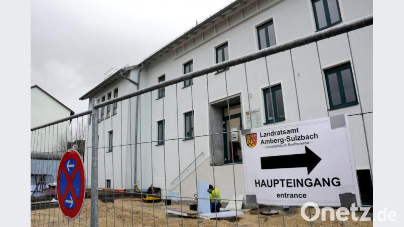 Im Eingangsbereich derzeit Baustelle: Die Kfz-Zulassungsstelle des Landkreises in der Amberger Beethovenstraße nehmen täglich zwischen 150 bis 200 Menschen in Anspruch. Die übliche Wartezeit gibt die Behörde mit zehn Minuten an. Nicht zuletzt deshalb sieht der Kreisausschuss keine Veranlassung, eine Zweigstelle zu schaffen, auch wenn die Wege besonders aus dem Landkreis-Westen relativ weit sein können. Bild: Stephan Huber