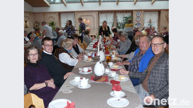 Über viele Besucher freute sich die Katholische Landjugendbewegung beim adventlichen Seniorennachmittag im Gasthof Sommer. Zu den Gästen zählten auch Bürgermeister Bernd Sommer (rechts) sowie Gemeindereferentin Gertrud Hankl und Frater Gregor Schuller (von links). Bild: kgg