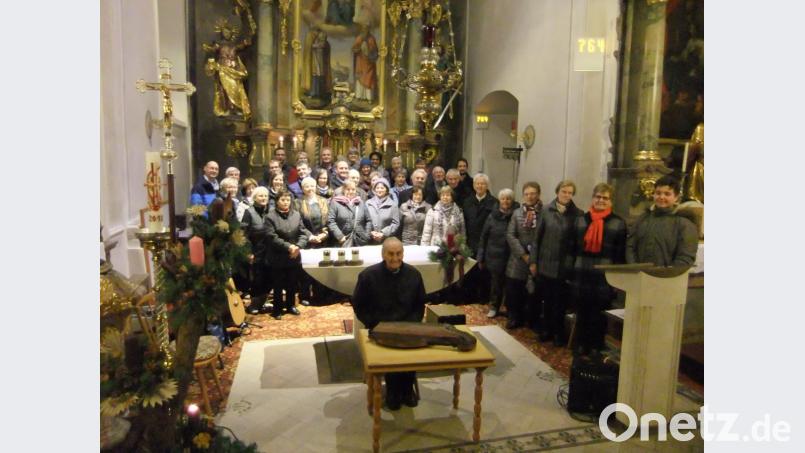 Die Sänger des Adventskonzertes im Altarraum vereint als ein Sinnbild für ein friedliches Weihnachten. Bild: gm