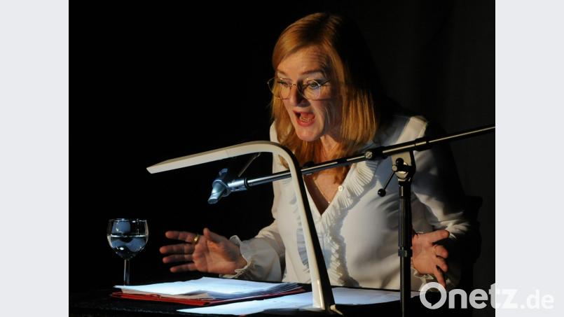 Mit einer außergewöhnlichen Weihnachtslesung überrascht die Schauspielerin Nina Petri in der Stadtbibliothek Amberg. Bild: Gerhard Franz