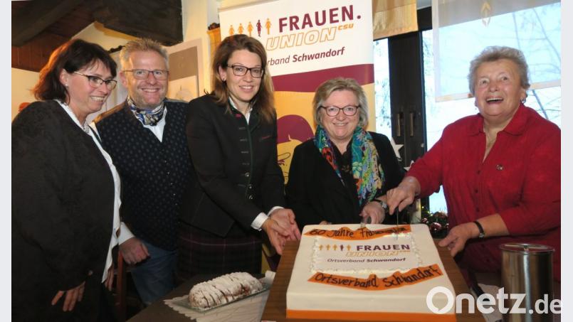 Vor 60 Jahren gründete Betty Forster die Frauen-Union in Schwandorf. Zum Jubiläum gab es eine &quot;Geburtstagstorte&quot;. Bild: Hirsch