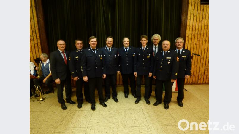 Staatliche Ehrungen gab es für langjährige Aktive der Feuerwehren in der Marktgemeinde. Im Bild (von links) Bürgermeister Max Bindl, Robert Härtl, Hans Männer, Stefan Siller, Andreas Wurm, Landrat Wolfgang Lippert, Kreisbrandrat Andreas Wührl und Kreisbrandmeister Albert Fröhlich. Bild: exb