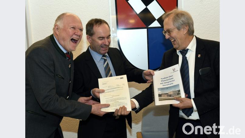 Sie haben viel Spaß. Bei einer Förderung von 1,5 Millionen Euro ist das aber auch verständlich. Wirtschaftsminister Hubert Aiwanger (Mitte) überbrachte die frohe Botschaft an Ursensollens Bürgermeister Franz Mädler (rechts) und dessen Stellvertreter Norbert Schmid. Bild: Petra Hartl