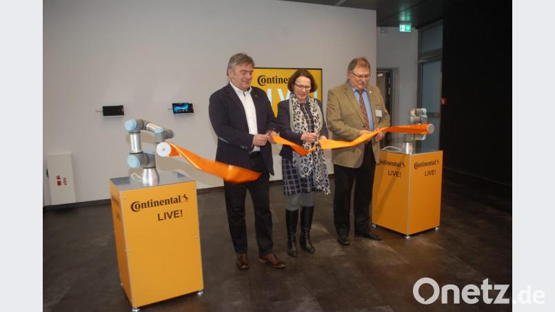 Mit einem beherzten Schnitt eröffneten (von links) Werkleiter Thomas Ebenhöch, Bürgermeisterin Gertrud Maltz-Schwarzfischer und stellvertretender Landrat Willi Hogger das neue Besucherzentrum. Die Roboterarme, die das Band hielten, winkten danach für die Gäste. Bild: gib