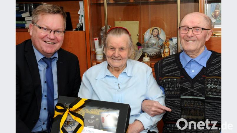 Auch von der Stadt gibt es ein Geschenk zur Gnadenhochzeit: OB Michael Cerny übergibt dem Jubelpaar ein Präsent. Bild: , Stephan Huber