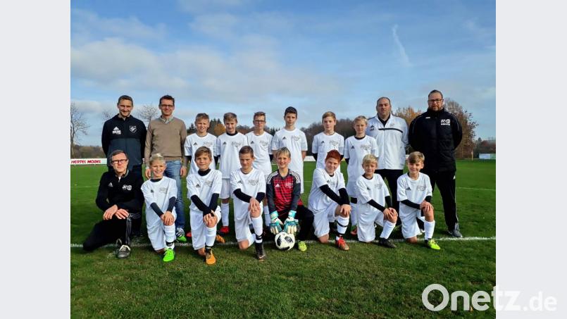 Die D1-Junioren mit (kniend von links) Luis Schönauer, Leo Lerner, Felix Schäffner, Julian Veigl, Tim Weber, Ben Strömsdörfer, Lion Böhmer, (stehend von links) Tobi Lerner, Markus Schäffner, Rayk Prokoph, Valentin Raps, Philipp Nickel, Werner Wittauer, Marco Hohmann, Basti Heinz, Ilja Krämer, Tom Weber und Patrick Wirth. Bild: hai