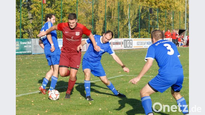 Julian Schindler (Zweiter von links) ist nicht zu stoppen: Der Stürmer des TSV Waldershof netzte vor der Winterpause bereits 32 Mal ein. Bild: gb
