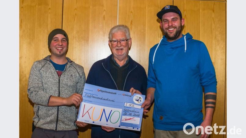 Das Team vom Trailer 1531 Störnstein übergibt eine Spende an den Vorsitzenden der Kuno-Stiftung Hans Brockard: (von links) Organisator Marius Schmid, Hans Brockard, Hauptorganisator Andreas Wilde. Bild: exb