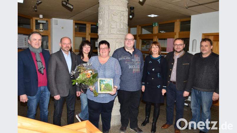 Josef Schmucker, Johannes Zeug und Ramona Stefinger (von links) sowie Josef Kleber, Markus Bauriedl und Margit Kirzinger (von rechts) verabschieden die langjährige Jugendbeauftragte Christine Wellert (mit Blumenstrauß). Bild: fjo