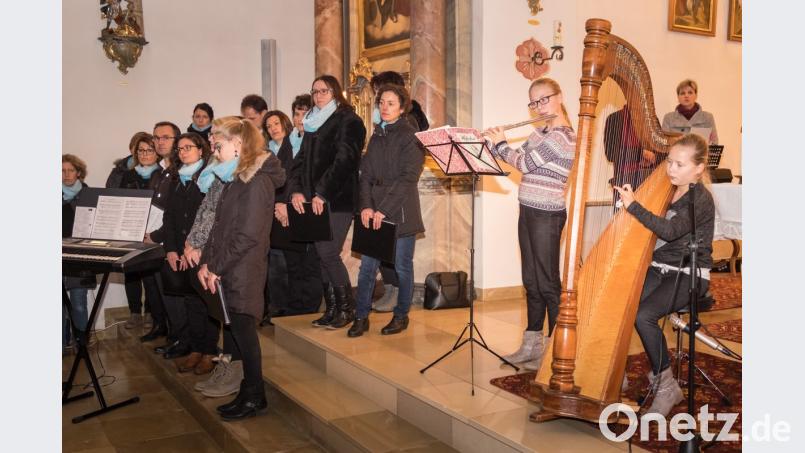Alexandra (Querflöte) und Bianca Saller (Harfe) (rechts im Bild) lassen die Stimmung ruhig und besinnlich werden. Dahiner wartet die Gruppe &quot;Horizont&quot; auf ihren ersten Einsatz. Bild: tkr