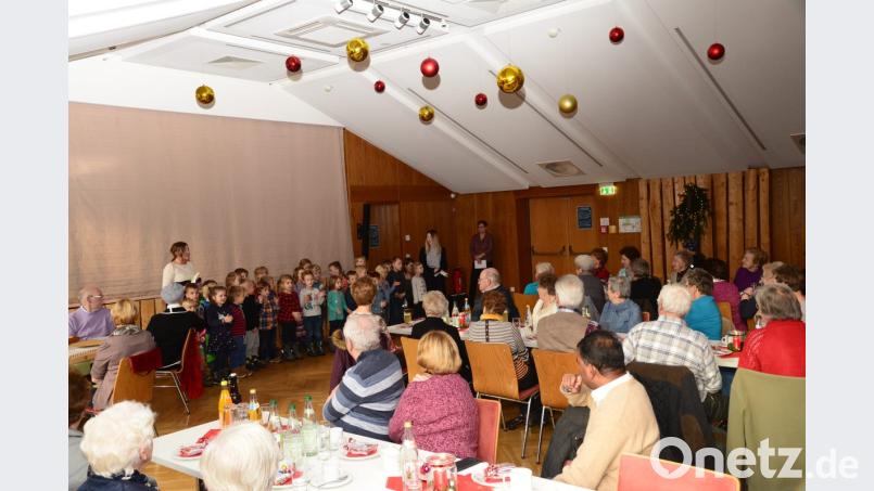 Die Parksteiner Senioren feiern im Festsaal. Bild: bey