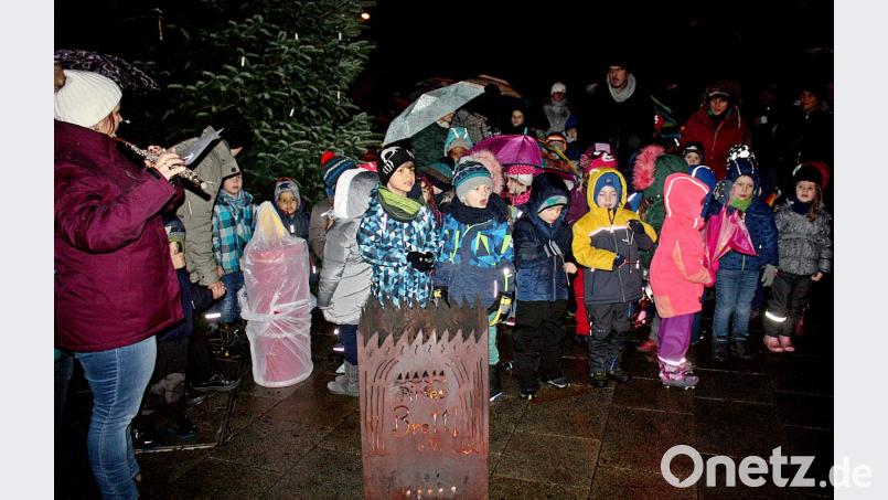 Sie singen für die Besucher: Die Schülerinnen und die Josef-Faltenbacher-Schüler vor dem Christbaum beim Liedvortrag. Bild: zer