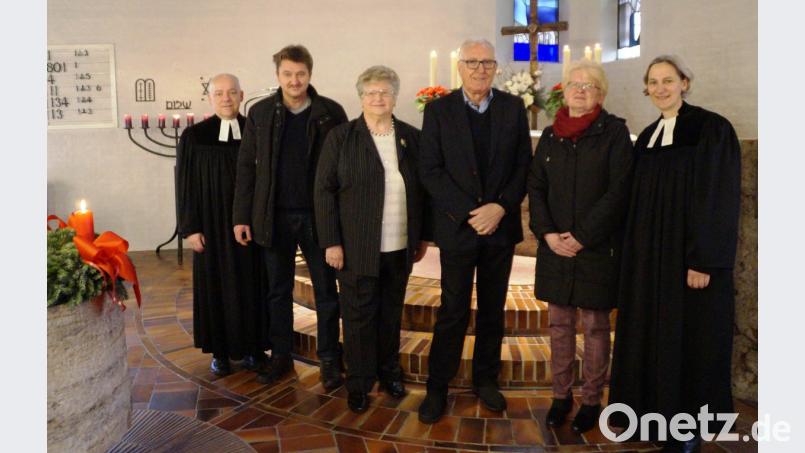 Das Pfarrerehepaar Ruth und Norbert Schlinke verabschiedete Heidi Forster, Erich Schlicker, Annemarie Eibl, Georg Birner (von rechts) sowie Susanne Setzer und Dr. Ellen Deußer-Schuler (nicht im Bild) aus dem Kirchenvorstand. Bild: weu