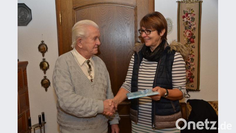 Der 90-jährige Andreas Bauer wird von AWO-Vorsitzender Karin Gesierich für 25 Jahre Treue geehrt. Im nächsten Jahr kann bereits das 25-jährige Bestehen der AWO-Sozialstation gefeiert werden. Bild: dob