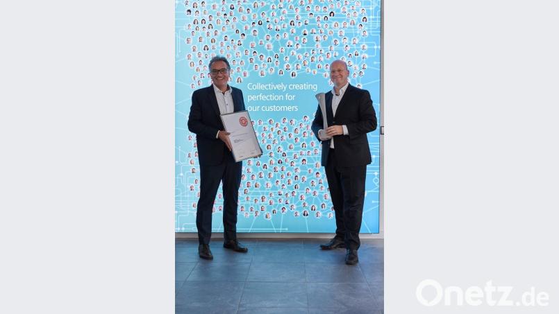 Stolz auf den Industrie 4.0-Award für das Elektronikwerk Amberg (von links): Gunter Beitinger, Leiter EWA, Wolfram Wentingmann, Abteilungsleiter Digitalisierung im EWA. Bild: ROI