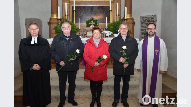 Der evangelische Stadtpfarrer Dieter Schinke (links) verabschiedet mit Diakon Fabian Endruweit (rechts) Rudolf Großmann, Lore Marko und Jürgen Hilburger (von links) aus dem Kirchenvorstand. Bild: dob