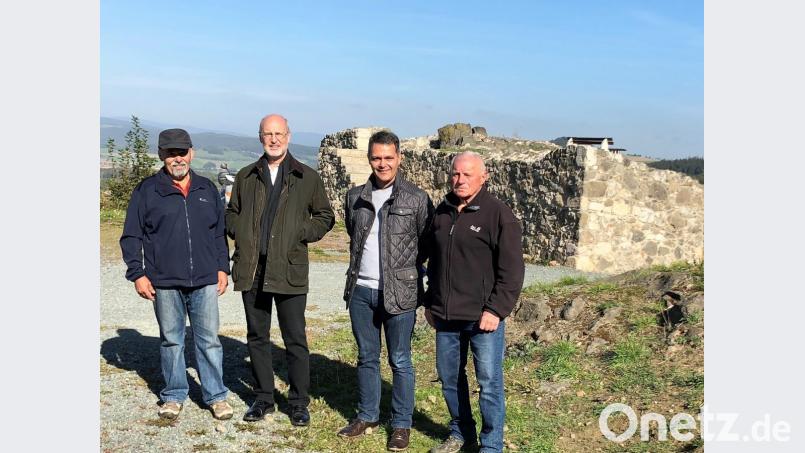 Franz Horn, Leonhard Zintl (von rechts) und Georg Wagner vom Heimat- und Kulturverein führen Diplomingenieur Raimund Karl (von links) auf der Burgruine zu den Baustellen des Jahres 2018. Bild: hl