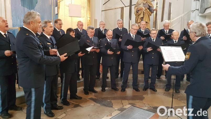 Erster Auftritt in blauer Uniform: Der Polizeichor Weiden sang beim Gottesdienst ein halbes Dutzend Lieder. Bild: Christopher Dotzler