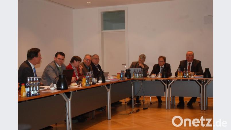 Eine Diskussion entspann sich im Bezirksausschuss zwischen Bezirkstagspräsident Franz Löffler (rechts) und AfD-Bezirksrat Wolfgang Pöschl (links). Bild: gib