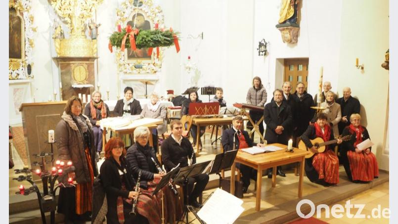 Das Adventskonzert führen Mundartsprecher Josef Sterr (Mitte), der Roggensteiner Vierklang, der Josefshofer Hausg'sang (vorne, von links) sowie die "Kleine Veeh-Harfen-Musik", der Zitherclub Erbendorf und die Regensburger Sänger (hinten, von links). Bild: gz