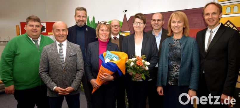 Bei der Einführung (von links): Bürgermeister Dieter Dehling, Personalrat Werner Winter, Elternbeiratsvorsitzender Matthias Wenkmann, Christine Ruoff, Pfarrer Thomas Schertel, Gabi Pirner, Ehemann Markus Rahm, Schulverbandsvorsitzende Brigitte Bachmann und Schulrat Stephan Tischer. Bild: no