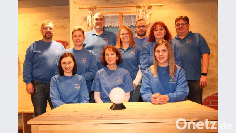 Regisseur Max Zehent (rechts) probt mit den Akteuren fleißig für die Aufführungen zu Weihnachten. Bild: pi