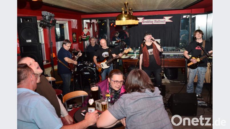 Mächtig ins Zeug legt sich das Quintett "Crossing Railroad" bei seinem ersten Auftritt in Waidhaus, sehr zur Freude des Publikums. Bild: fjo