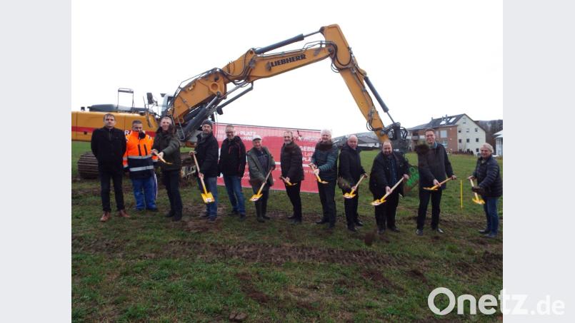 Zum symbolischen Spatenstich für die Untere Leite I versammeln sich die Verantwortlichen der Baufirma und der Gemeinde Kümmersbruck. Bild: e