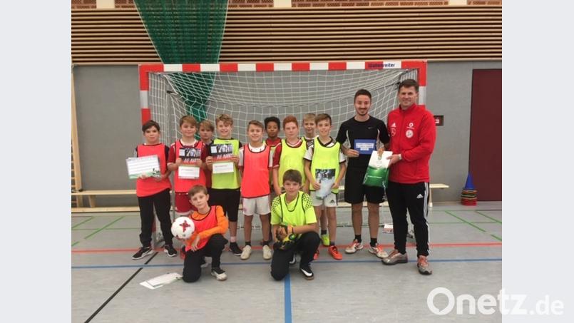 Trainer des DFB fordern die Kemnather Realschüler in einem technikorientierten Training. Nach anspruchsvollen Übungen und motivierenden Spielformen gibt es für die jungen Kicker Urkunden. Bild: exb