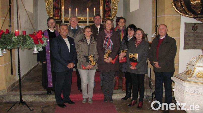 Werner Geyer (Dritter von links) schied nach 30 Jahren aus dem Kirchenvorstand aus. Helmut Meißner (rechts) war seit 2006 im Amt, Herbert Steiner (Zweiter von links) seit 2012. Neu im Gremium sind Doris Borchardt (Zweite von rechts), Rosi Uschold (Dritte von rechts) und Elke Wiesner (Vierte von rechts). Wiedergewäht sind Helga Steiniger (Vierte von links) Harald Stengel (Mitte) und Annette Punzmann (Fünfte von rechts). Bild: sei