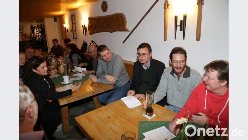 Der neue Integrationslotse David Runschke (Bildmitte) soll die ehrenamtlichen Mitarbeiter der Asyl-Helferkreise im Landkreis Tirschenreuth koordinieren. Bild: rw