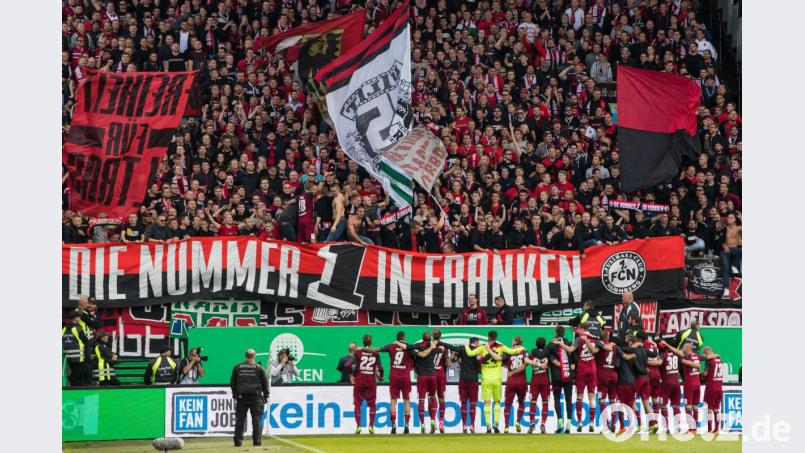 Die Nürnberger Spieler bedanken sich bei den Fans. Bei den Weihnachtsfeiern der Anhänger sind aber oft keine Profis vor Ort. 	Bild: Daniel Karmann/dpa Bild: Daniel Karmann/dpa