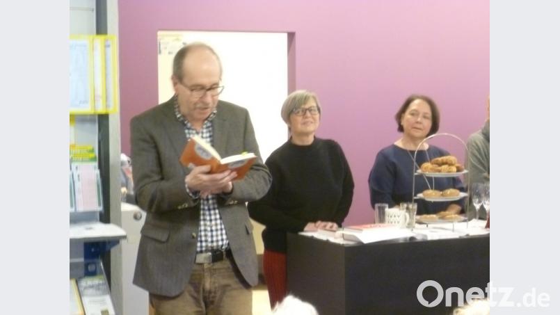 Reinhard und Gisela Westiner stellten in der gleichnamigen Buchhandlung bei einer Matinee empfehlenswerte Lektüre vor. Bild: tie